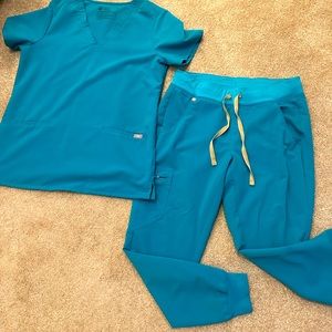 Set of figs scrubs